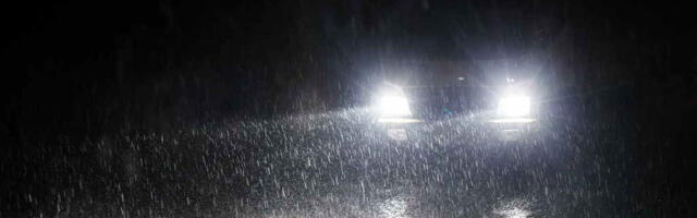 Politsei juhendab, kuidas pimedal ajal tee ääres peatuda ja milliseid tulesid kasutada