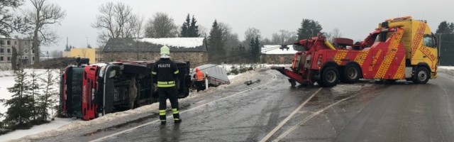VIDEO JA FOTOD | Põltsamaa lähedal sõitis suure libeduse tõttu kraavi Viljandi komando päästeauto