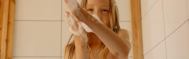 Narva-Jõesuu esimesse klassi minejad said linnalt kingiks siivutu rätiku NB! Nõrganärvilistele mittesoovitav vaatamine