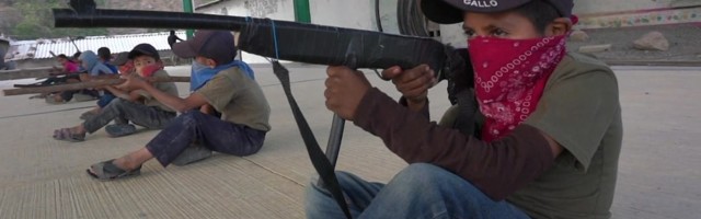 Reporter: Mehhiko relvastatud lapsed! Vaese kogukonna ainus lootus paremale tulevikule