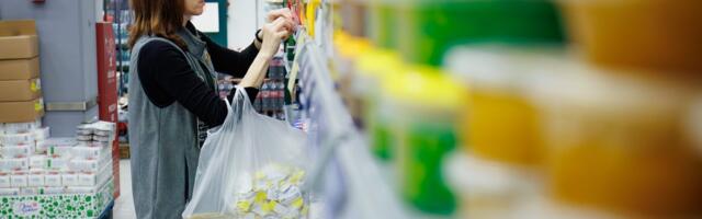 FOTOD | Kauplustes käis öösel vilgas siltide vahetus. Maksutõus tehti hinnasiltidel nähtavaks