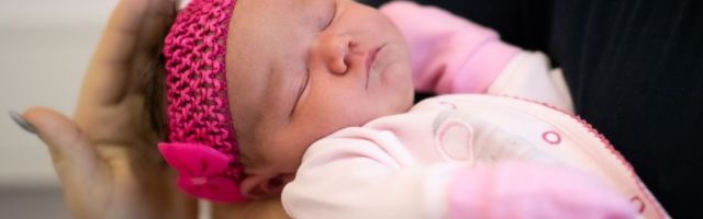 Briti naine ei teadnud oma lapseootusest enne, kui WC-s ootamatult sünnitama hakkas