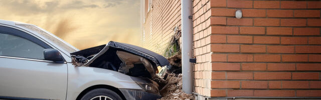Kes maksab kahjud, kui autoga sõidetakse vastu enda või naabri maja seina?