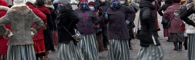 Reporter: Tallinna vanalinnas aeti koroona kiuste selga rahvariided ja tantsiti kolonnis Viru tänavalt Raekoja platsile