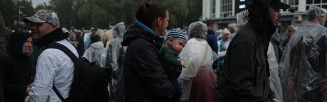 KLÕPS | Hõõru või silmi, laulupeol on kohal ka Carmen Kass oma pisikese pojaga