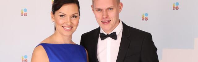 KLÕPS | Klaas veini ja lillesülem! Ott Tänak tähistab abikaasaga aastapäeva