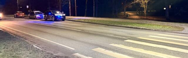 FOTOD | Türil sõitis autojuht ülekäigurajal otsa jalakäijale, kes sai raskelt viga