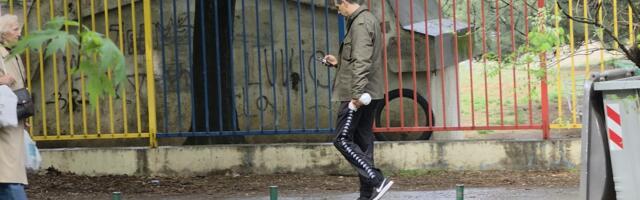 MARKO BULAT PRVI PUT U JAVNOSTI NAKON SKANDALA: Uslikali smo ga ispred PORODIČNOG STANA, pognuo glavu, a evo kako je reagovao na pitanje o ženi (VIDEO)