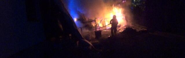 Jaaniku esimestel tundidel tõusid Tartus eramajade linnajaost kõrged leegid