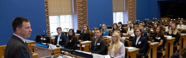 Noored matkivad Riigikogus parlamendi tööd