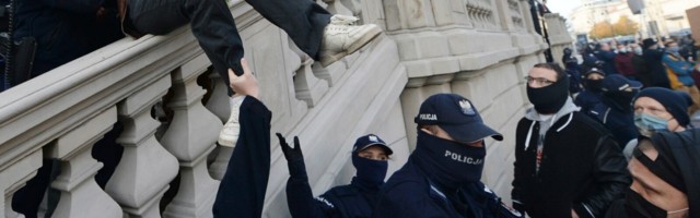 Naiste revolutsioon? Aborti täiesti keelata üritav Poola võimupartei põrkas jälle vastuseisule