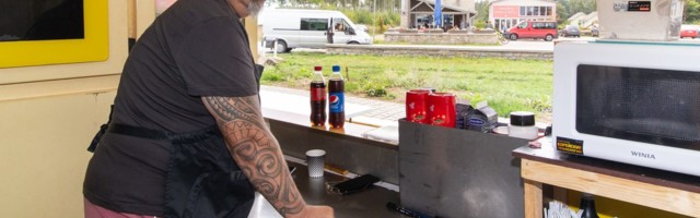Valastel tegevust alustanud toitlustaja müügikoht reostati haisva lägaga