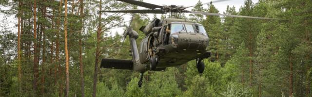 Kaitseväe liitlassõdurid lendavad helikopteriga Tartu ja Võru linna vahelisel alal