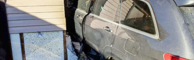 PILDID: Mustvee vallas sõitis auto teelt välja hoonesse