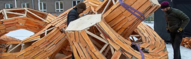Viljandi ⟩ Vabaduse platsile kerkib hiiglaslik madu ja järve äärde jääskulptuur