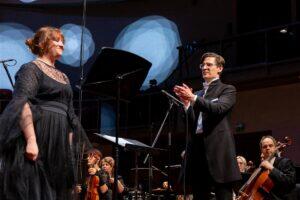 PLO trügib suurele lavale