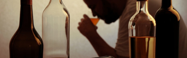 Tulekul on seadus, mis lubaks valitsusel keelata baaris ka alko joomise. Soov on skeemitamist vähendada