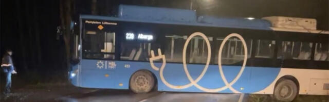 Soomes sõitis liinibuss metsa