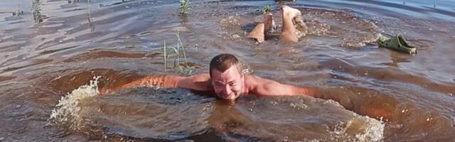 Kartulikasvataja ujus põllul konna, et näidata, kui hullult uputab