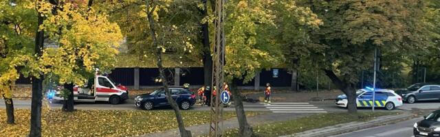 FOTO | Jalgrattur ja auto põrkasid Tallinnas ülekäigurajal kokku, rattur toimetati haiglasse