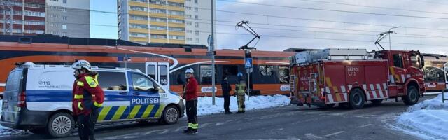 Pääsküla raudtee ülesõidul lumevalli sõitnud sõiduauto jäi osaliselt seisma raudteele, keegi viga ei saanud