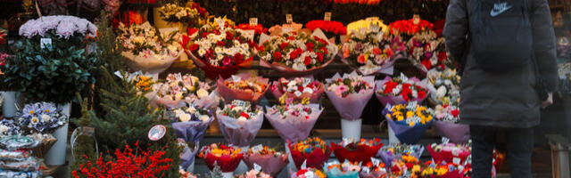 Tallinnas Viru tänava lillekioskite ees tekkisid naistepäeval järjekorrad