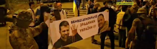 VIDEO: Ukraina meeleavaldustel on plakatitega väljas juba sõjaväelased