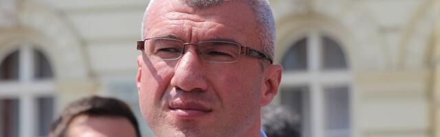 Vučić rekao da se na snimku pre pada nadstrešnice vidi Bačulov kako "unezvereno šeta"; Bačulov mu odgovorio