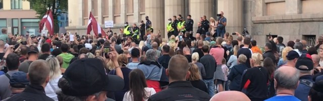 Galerii ja videod: Riias toimus suur meeleavaldus sundusliku vaktsineerimise vastu