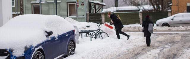 Tallinna tänavad, kus ühistransporti ei ole, on endiselt lumega hädas