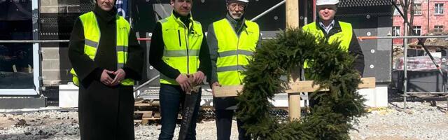 Keh­ras pee­ti ea­ka­te tee­nus­ma­ja sa­ri­ka­pi­du