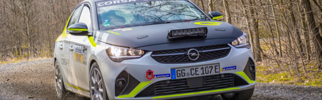Opel paigaldas eletriralliautole unikaalse süsteemi, mis lahendab turvareeglitega vastuollu läinud heliprobleemi