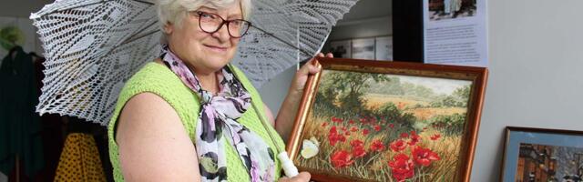 Kehra käsitöömeister LJUDMILLA SAUPÕLD õmbleb, tikib, koob