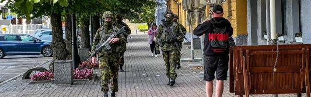 PÄEVA PILT ⟩ Relvastatud mehed linnatänavail