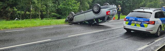 Alaealine lubadeta juht keeras auto Tallinnas katusele