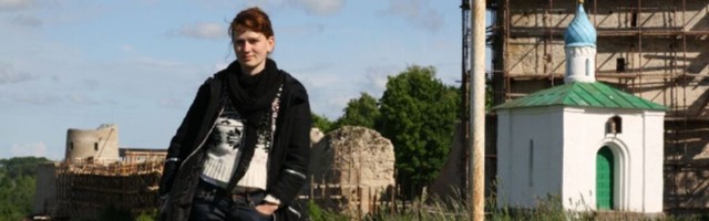 LAVASTAJA HELENA KESONEN TOOB SÄPINA KÜLA LAVALE SETOKEELSE LAVATÜKI