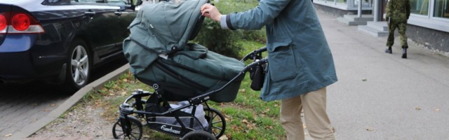 Lapsevankriga Tallinnas liikumine on kui takistusrada, mida on kohati võimatu läbida