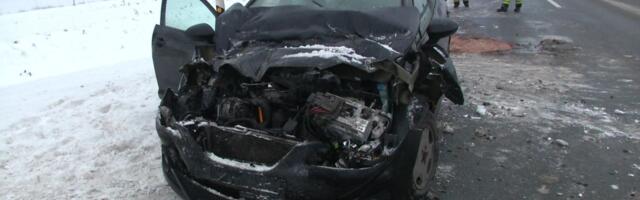 Reporter: Tartumaal prügiveokile tagant otsa sõitnud noor naine sai viga