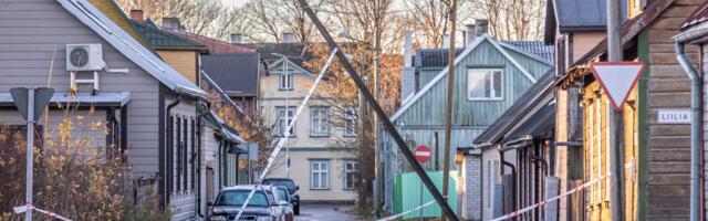 FOTOD | Päästetööd tormijärgses Pärnus: kummuli vajunud elektriposti tõttu on osa tänavast suletud