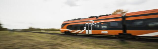 JUHTKIRI | Rongid seisavad depoos ja rongireisijad ootavad bussipeatuses