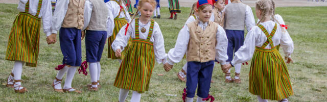 Läänemaa tantsijad kohtuvad linnuse hoovis