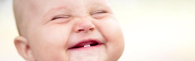 Mis vanuses hakkab beebi päriselt naerma?