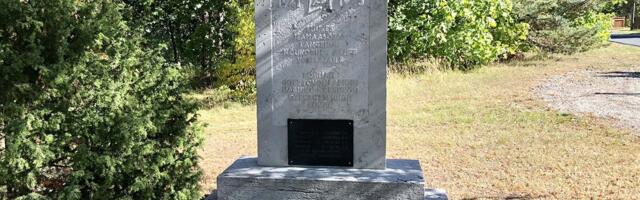 Puna­mo­nu­men­did Ani­ja, Kuu­sa­lu ja Raa­si­ku  val­las ning Lok­sa lin­nas