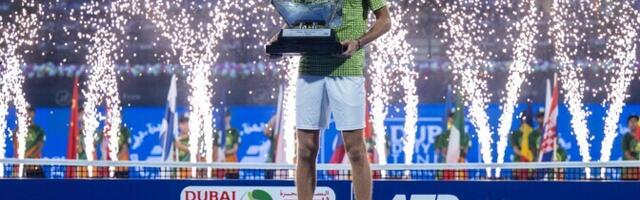 Medvedev sai Dubais ilma finaalita karikat tõsta