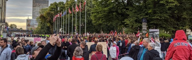 Riia massiivsel meeleavaldusel kohustusliku vaktsineerimise vastu osales ligi 20 000 inimese