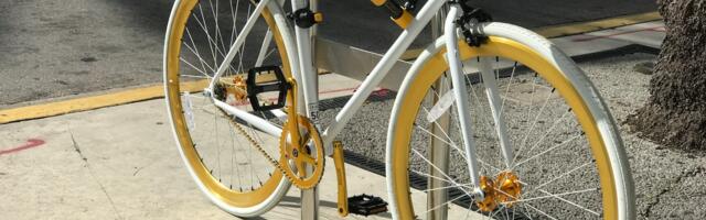 Külaselts paigaldas omaalgatuslikult bussipeatustesse jalgrattahoidjad