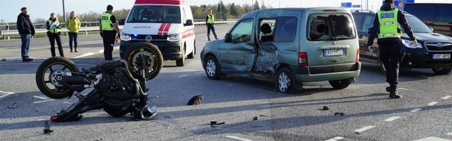 Päev liikluses: mootorratta ja kaubiku kokkupõrge