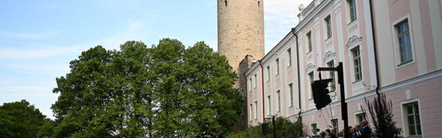 Pildid: laulu- ja tantsupeo pidulik lipuheiskamine Pika Hermanni tornis