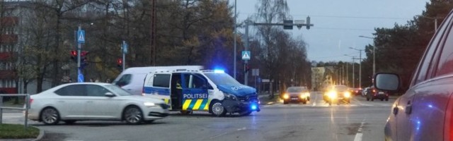 FOTOD | Alarmsõidul politseibuss põrkas Tallinnas kokku sõiduautoga