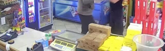 VIDEO: Vatrogasac sprečio pljačku u prodavnici u Šapcu, savladao i izgurao napadača